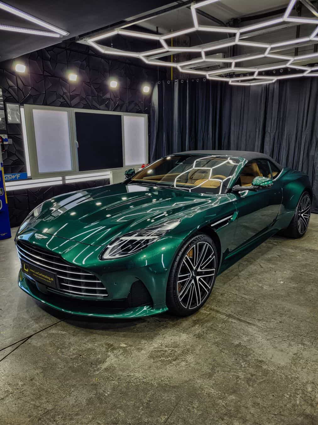 Aston Martin DB12 celkový pohľad