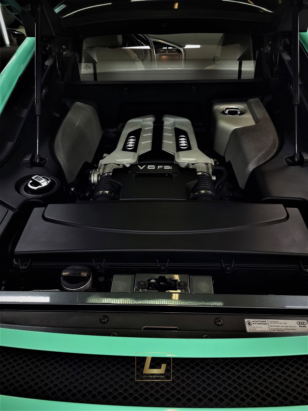 Audi R8 motortér tisztítása részlet