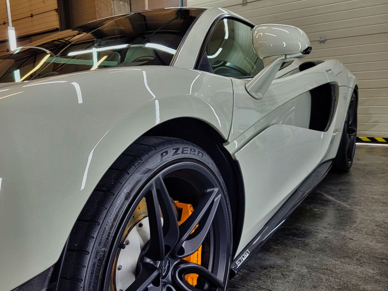 McLaren 570GT lakkfény a többlépcsős korrekció után