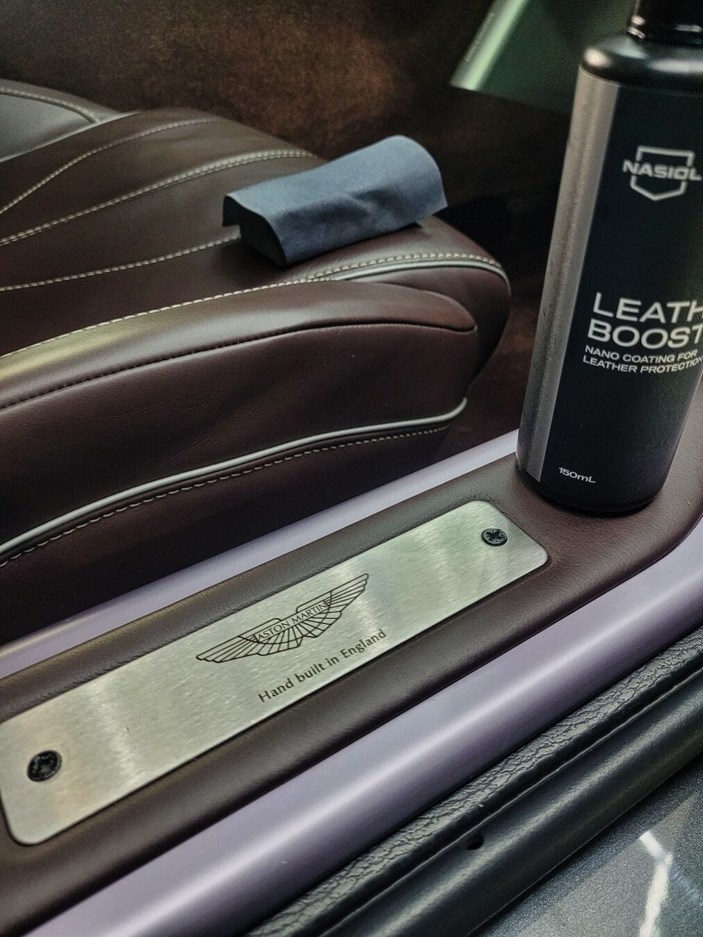 Nasiol LeatherBoost aplikácia na kožu Aston Martin